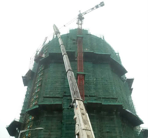 托克逊吊车在工地上作业